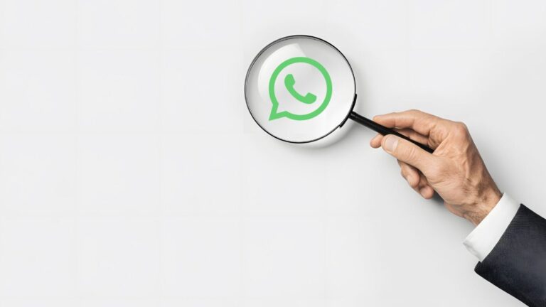 Icona WhatsApp sotto lente.