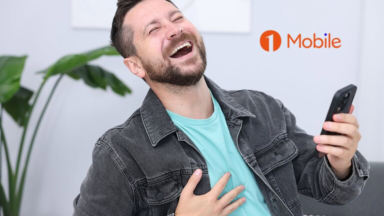 Risorsa uomo che ride con telefono cellulare, simbolo di comunicazione e tecnologia mobile. Perfetto per contenuti su smartphone, telecomunicazioni e intrattenimento digitale.