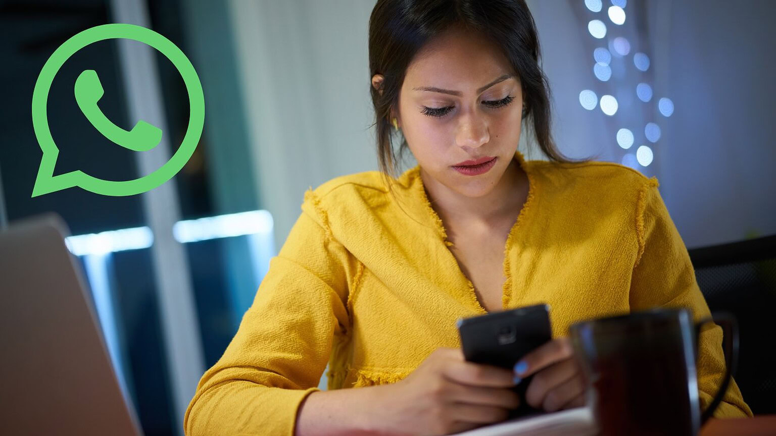 Icona WhatsApp verde con telefono e bolla di chat.