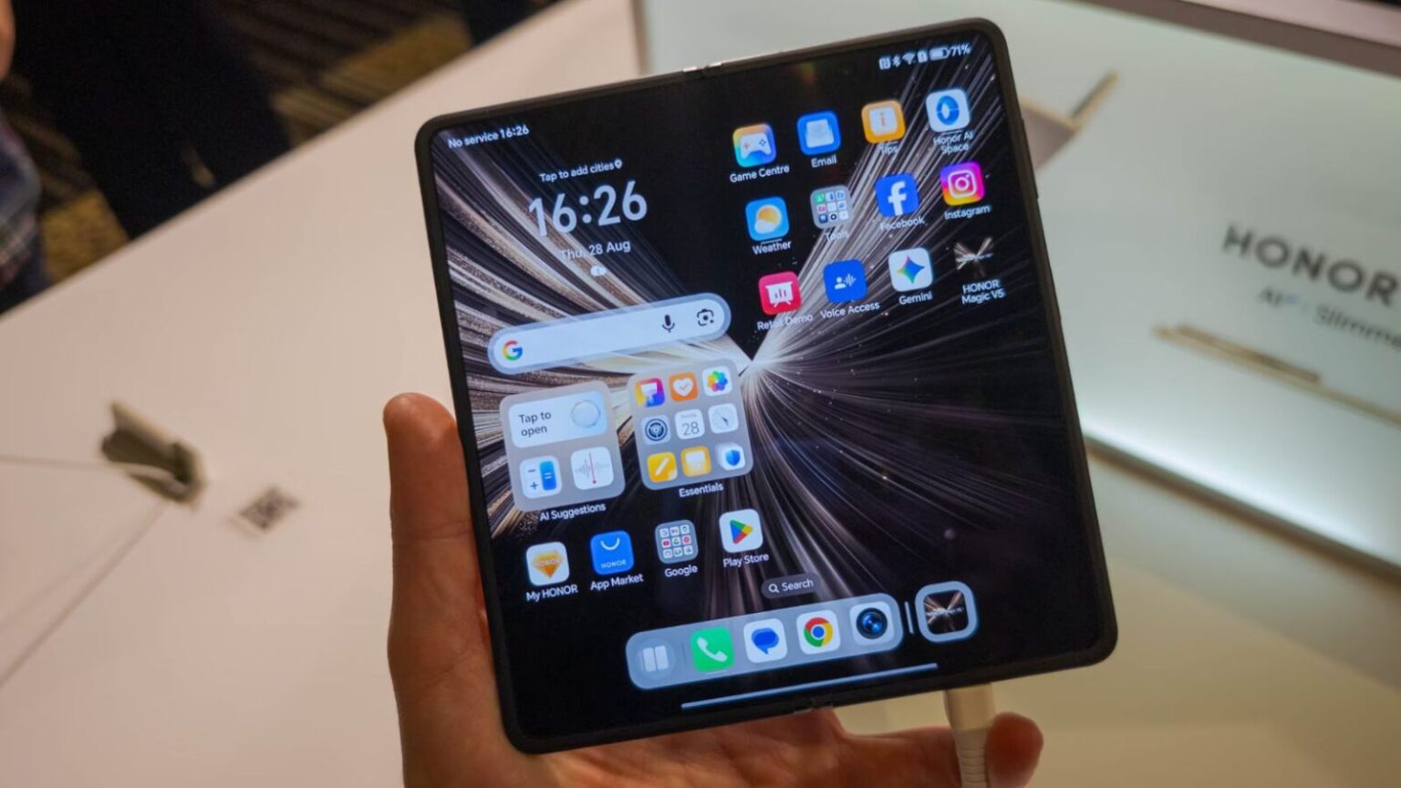 Smartphone pieghevole con display OLED di alta qualità e interfaccia touch intuitiva, ideale per app e gaming.