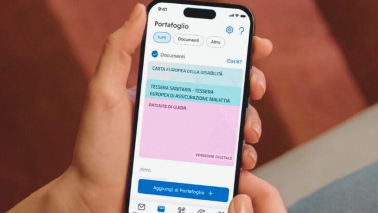 Immagine di uno smartphone con app di gestione documenti come carta europea disabilità e patente di guida, evidenziando l'uso di funzionalità digitali per organizzare documenti importanti, ideale per migliorare la sicurezza e praticità quotidiana.