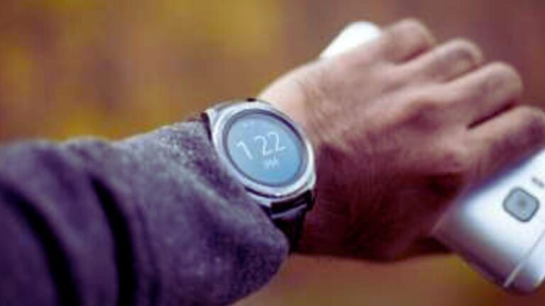 Orologio fitness smartwatch in uso con display digitale e design moderno per monitorare salute e attività fisica. Compatibile con app di tecnologia indossabile, ideale per sportivi e appassionati di tecnologia.