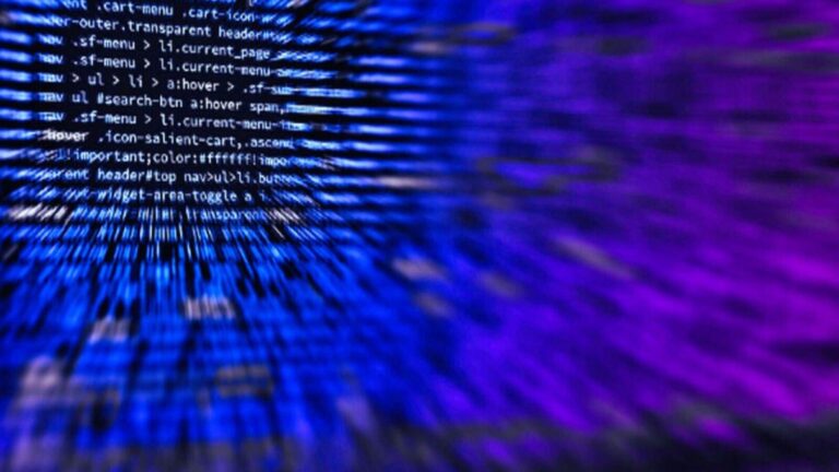 Codice di programmazione su schermo blu, rappresenta tecnologia e innovazione informatica.