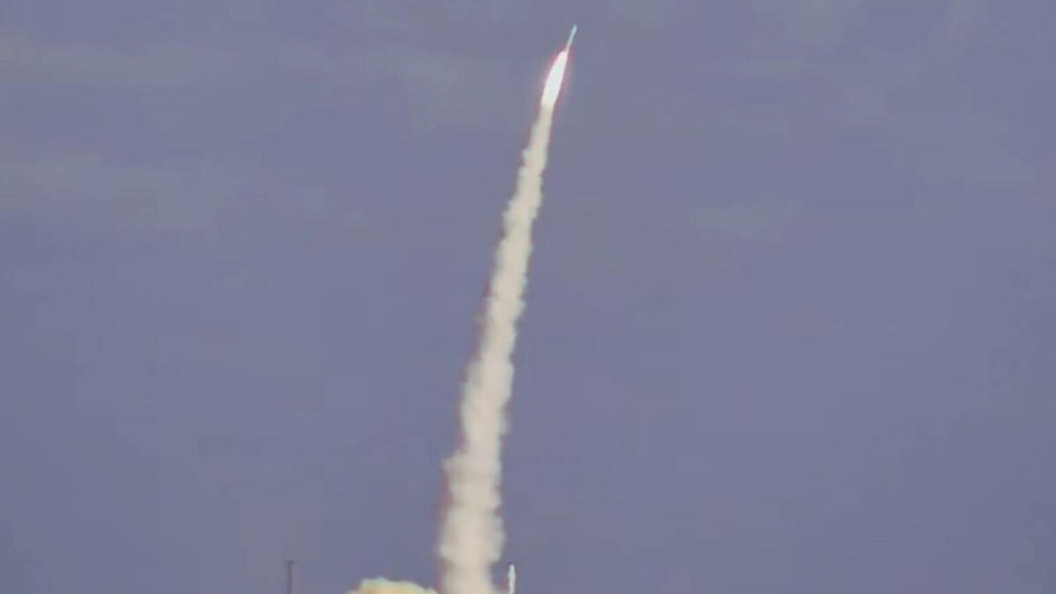Missile che lascia scia di fumo bianco nel cielo azzurro, rappresentando tecnologia e innovazione in ambito aerospaziale con focus su notizie tecnologiche e space tech su TecnoAndroid.