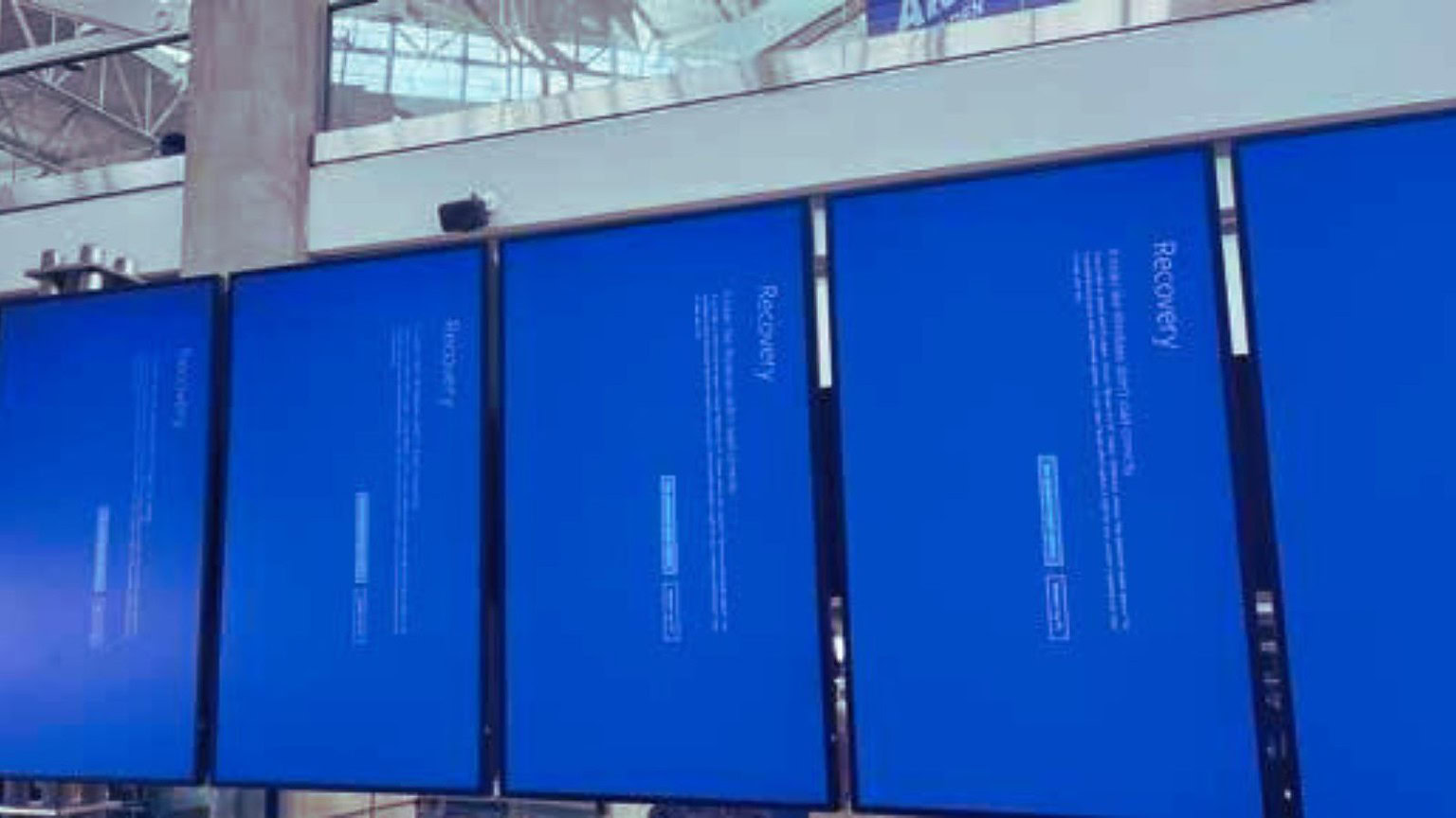 Monitor pubblicitari digitali in uno spazio commerciale.