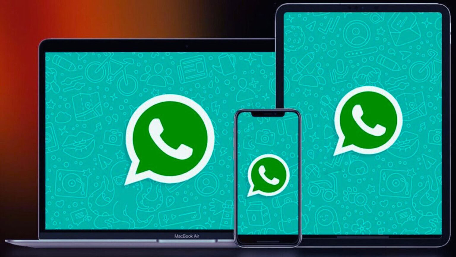 Immagine di un laptop, uno smartphone e un tablet con il logo di WhatsApp, rappresentando la compatibilità e l'integrazione dell'app tra vari dispositivi, ideale per chi cerca soluzioni di messaggistica multi-device.