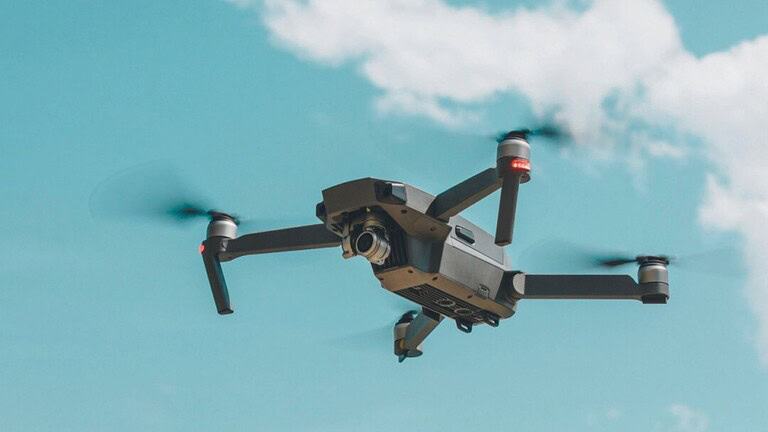 Drone professionale con videocamera 8K per foto aeree e riprese di alta qualità. Ideale per videomaker, fotografi e appassionati di tecnologia, con stabilizzazione avanzata e lungo volo.