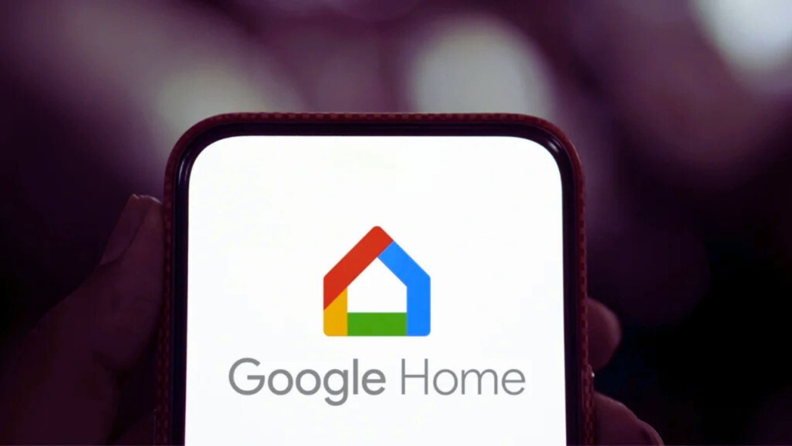 Immagine di un telefono con il logo di Google Home visualizzato sullo schermo, evidenziando l'integrazione di dispositivi smart per la casa tramite app Google.