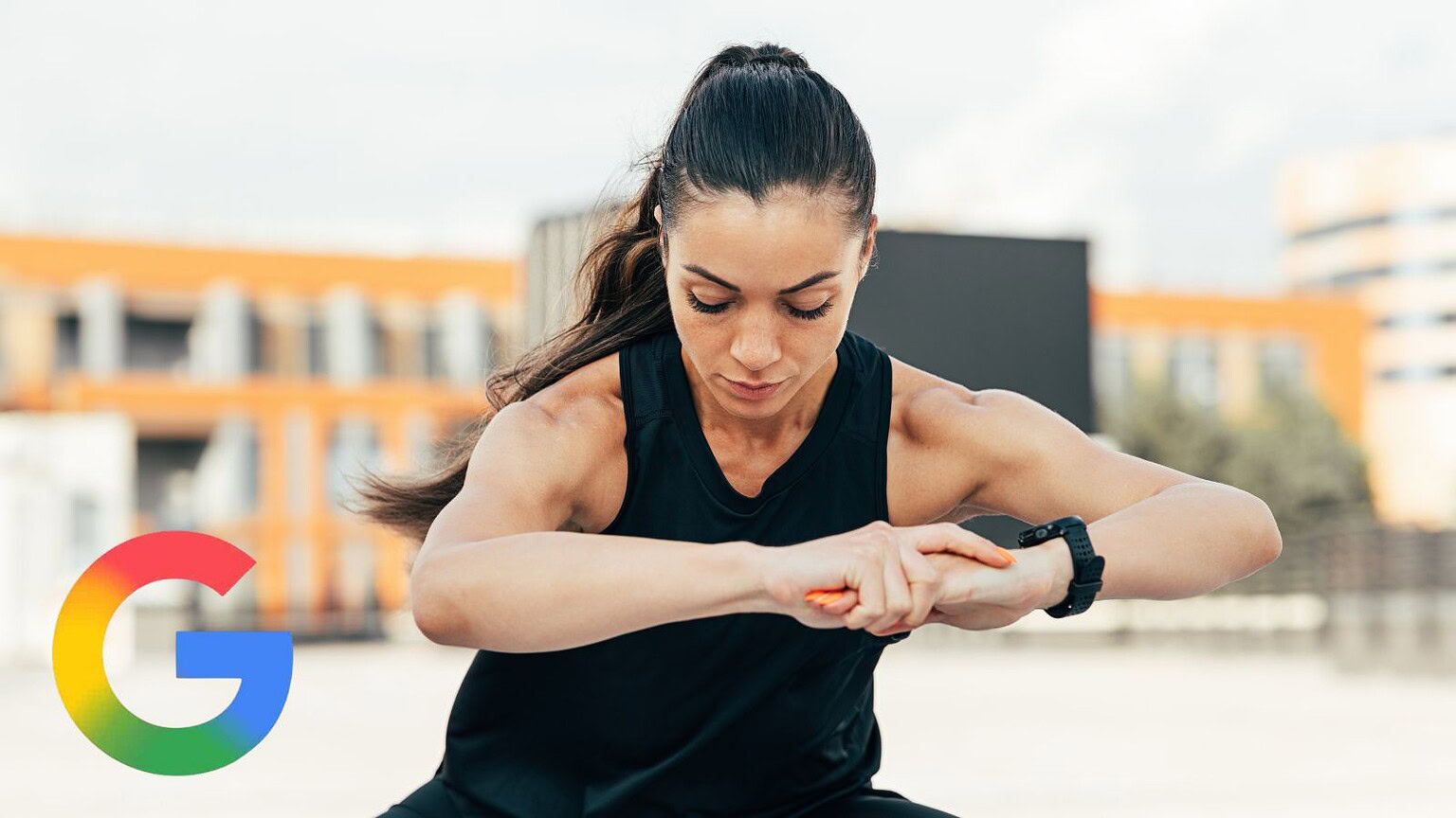 Donna atleta che controlla il tempo con smartwatch durante allenamento outdoor.