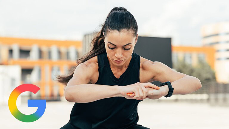 Donna atleta che controlla il tempo con smartwatch durante allenamento outdoor.