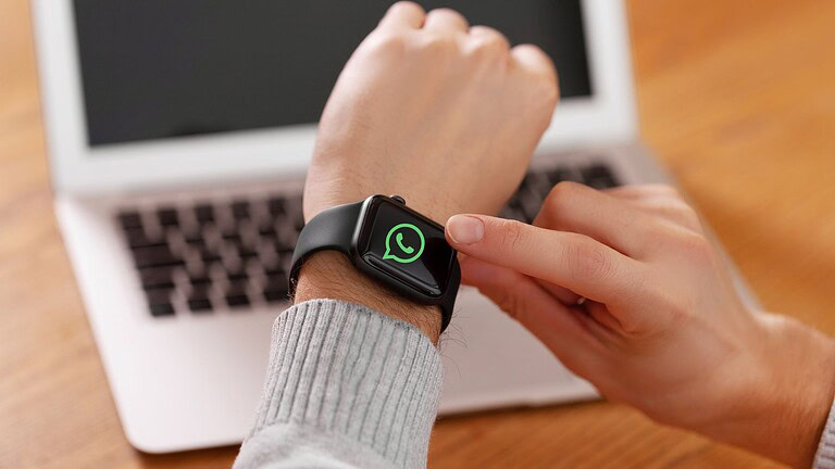 Orologio intelligente con app WhatsApp, notifiche e messaggi sul polso, perfetto per rimanere connessi ovunque. Ideale per appassionati di tecnologia e gadget innovativi.