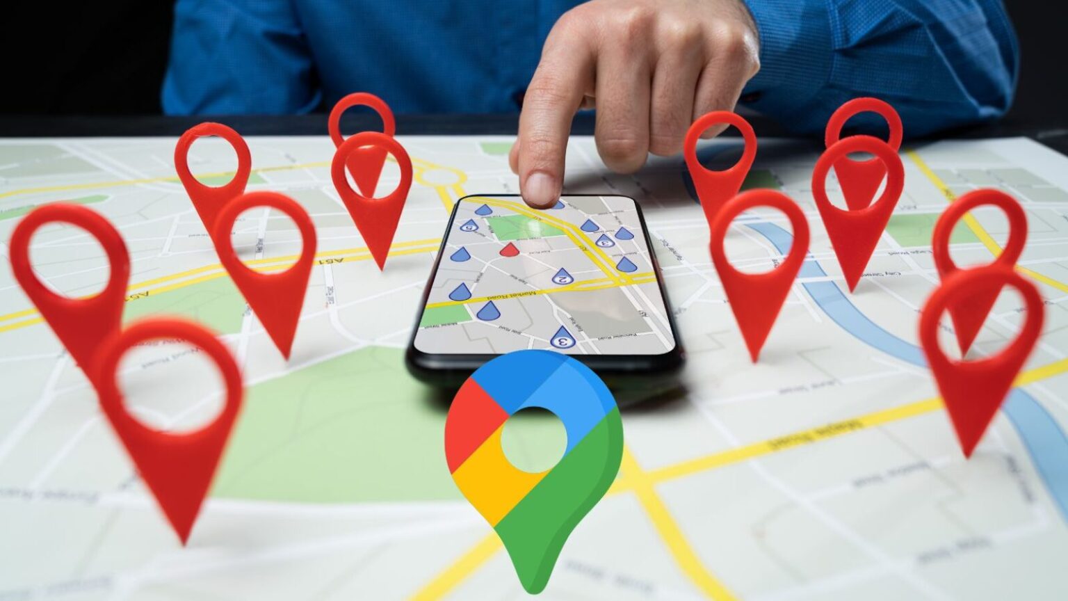 Immagine di un telefono con mappa digitale e puntatori GPS rossi e al centro il logo di Google Maps, rappresentando tecnologie di navigazione e localizzazione.