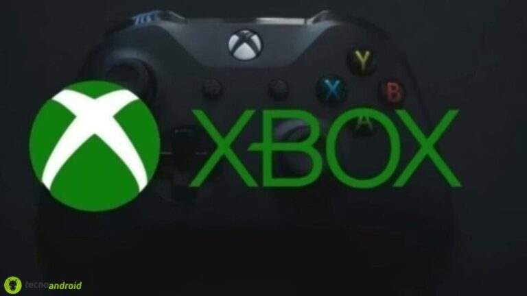 Alert text: Controller Xbox con logo verde, sfondo scuro. Immagine che evidenzia dispositivi e gadget gaming, ideali per appassionati di videogiochi e tecnologia.