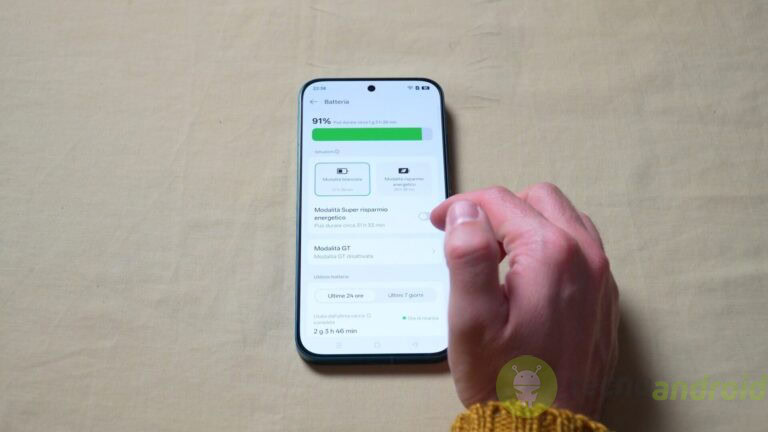 Tecnologia smartphone, batteria e autonomia. Schermata di un telefono intelligente che mostra l'impostazione della batteria e la durata restante.