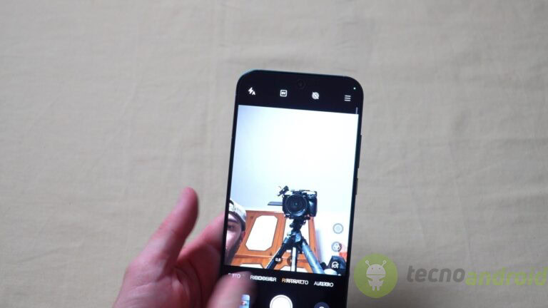 Fotocamera smartphone con cavalletto e reflectors, scatto di qualità. Immagine di un cellulare che fotografa un videoproiettore con cavalletto, buona qualità di scatto e dettaglio, ideale per contenuti tech e recensioni di dispositivi.