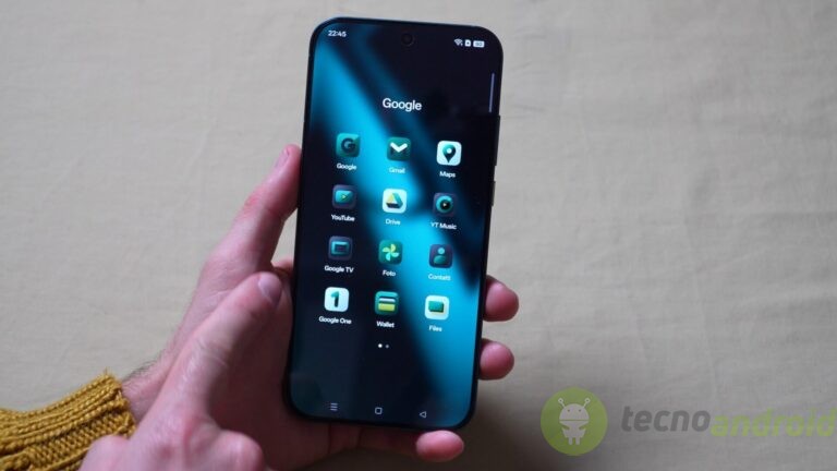 Smartphone Android in mano con app di Google e YouTube. Smartphone Android con schermo acceso e applicazioni di Google, YouTube, Drive, e Google Maps, evidenziando tecnologia mobile e utilizzo di servizi di Google.