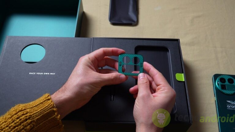Custodia smartphone TecnoAndroid con design personalizzato. Immagine di una mano che inserisce un elemento personalizzato nella confezione di un telefono TecnoAndroid, che mostra accessori e packaging innovativi per smartphone di ultima generazione.
