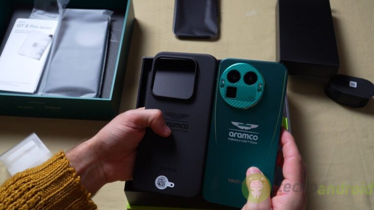 Smartphone Realme, confezione e accessori tecnologici, immagini di telefoni di ultima generazione, focus su design e funzionalità, tecnologia mobile, dispositivi Android innovativi. Alt text: Immagine di uno smartphone Realme nuovo di zecca con scatola, pronto per essere utilizzato o regalato, presentato con accessori e confezione originale.