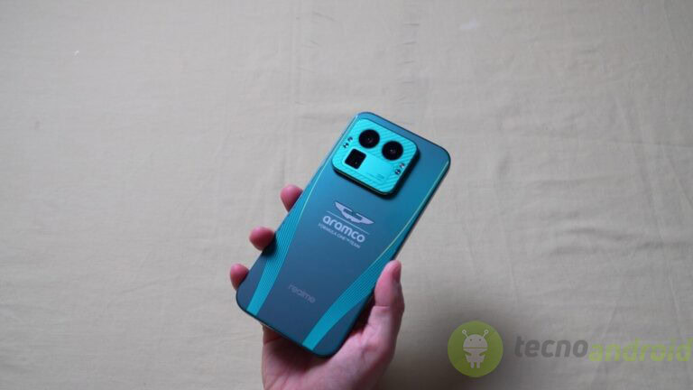 Telefoni gaming realme, design elegante, fotocamere multiple, alta tecnologia, smartphone moderno, performance top, display cristallino, innovazione digitale.