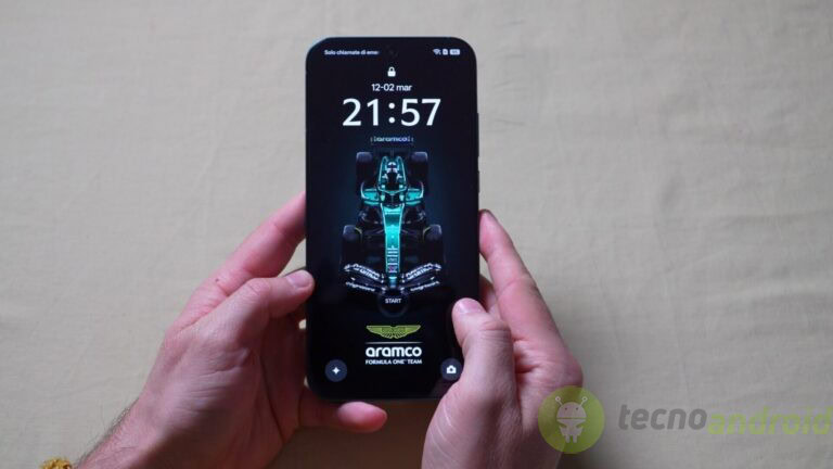 Tecnologia smartphone, display e design. Smartphone con display a schermo intero, hardware moderno, compatibile con le ultime tecnologie.