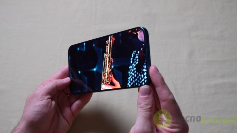 Tecnologia smartphone moderna. Telefono con schermo grande e display vibrante.