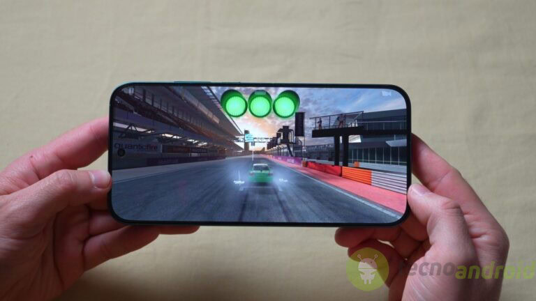 Velocità e giochi sullo smartphone. Schermo di un telefono con gioco di guida racing.