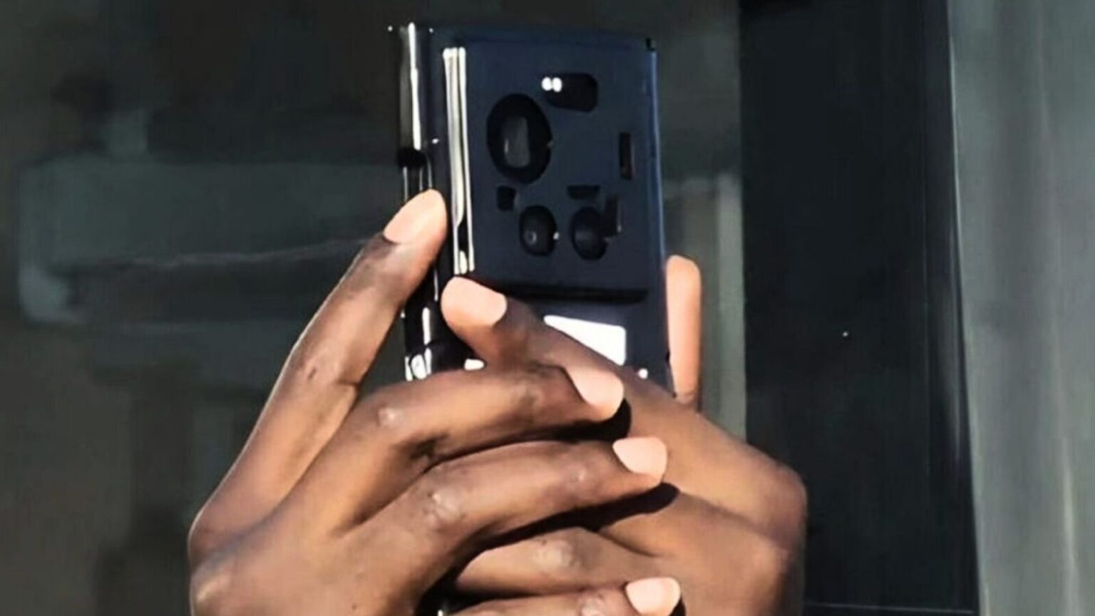 Xiaomi 17 Ultra: nuove immagini confermano la tripla fotocamera posteriore