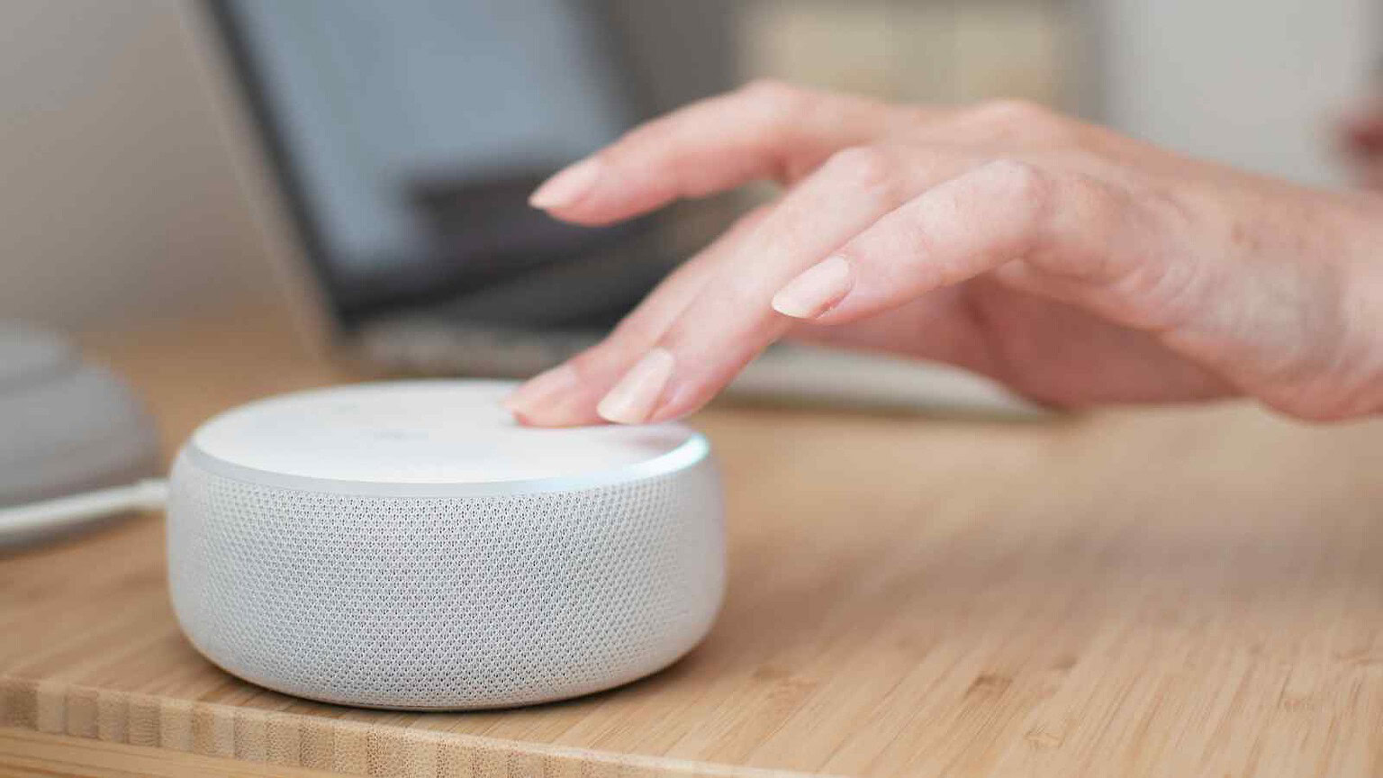 Dispositivo smart home con altoparlante intelligente per comandi vocali e assistente.