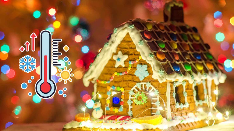 Casa di pan di zenzero decorata in modo festivo con zucchero e caramelle, ambientata in un caldo scenario natalizio con luci colorate sfocate sullo sfondo.