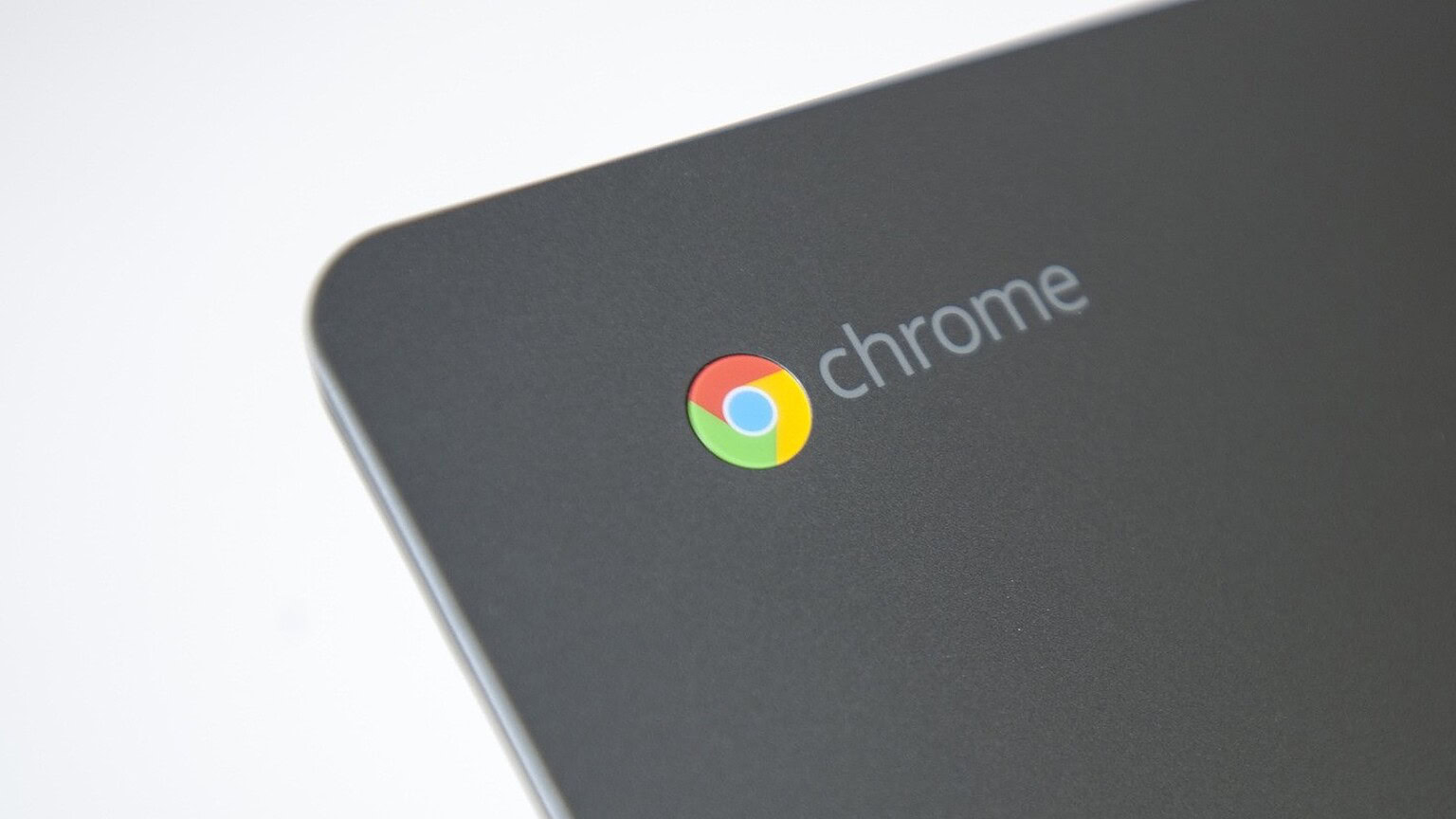 Logo di Google Chrome su smartphone o tablet Android con sfondo bianco.