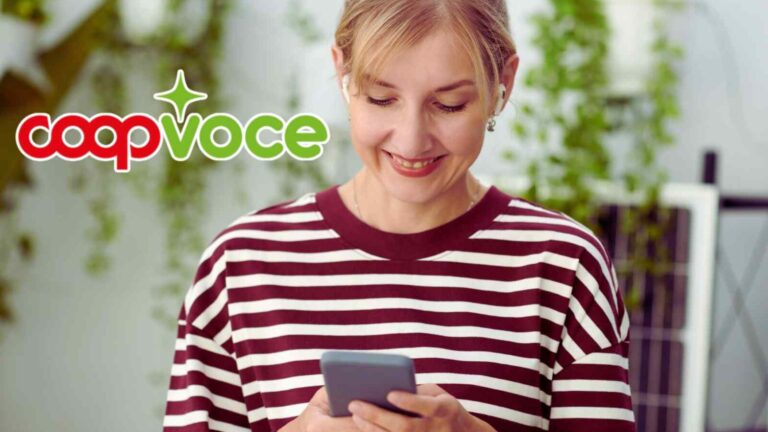 ALT: Donna giovane sorridente che utilizza uno smartphone in ambientazione moderna e luminosa, promuovendo tecnologia e innovazione digitale.