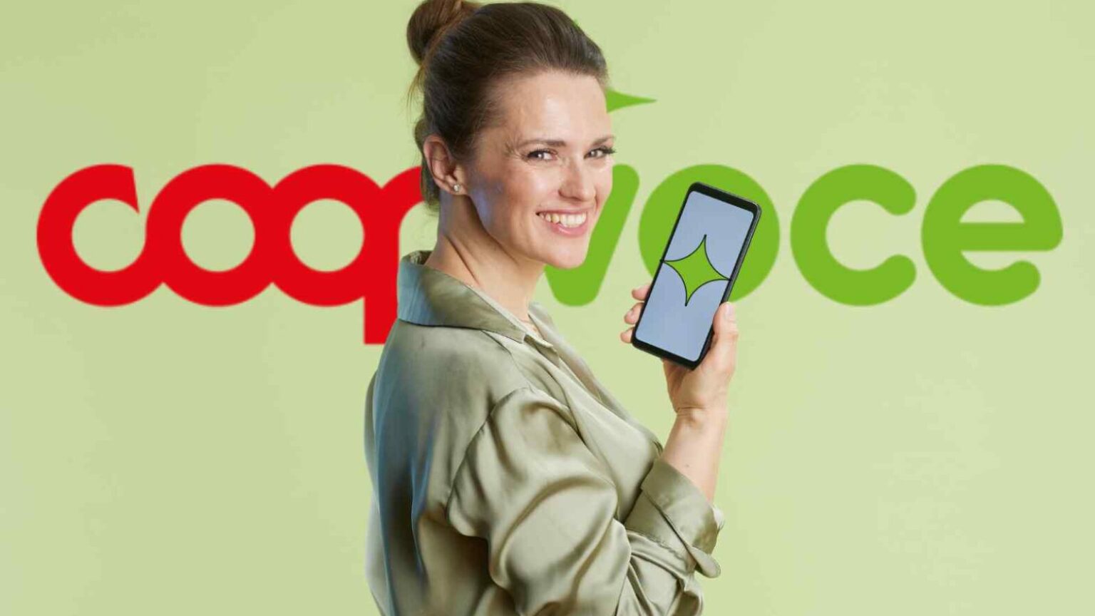 Immagine di una donna che tiene in mano uno smartphone con sfondo verde e logo TecnoAndroid, simbolo di tecnologia e innovazione nel settore mobile e Android.