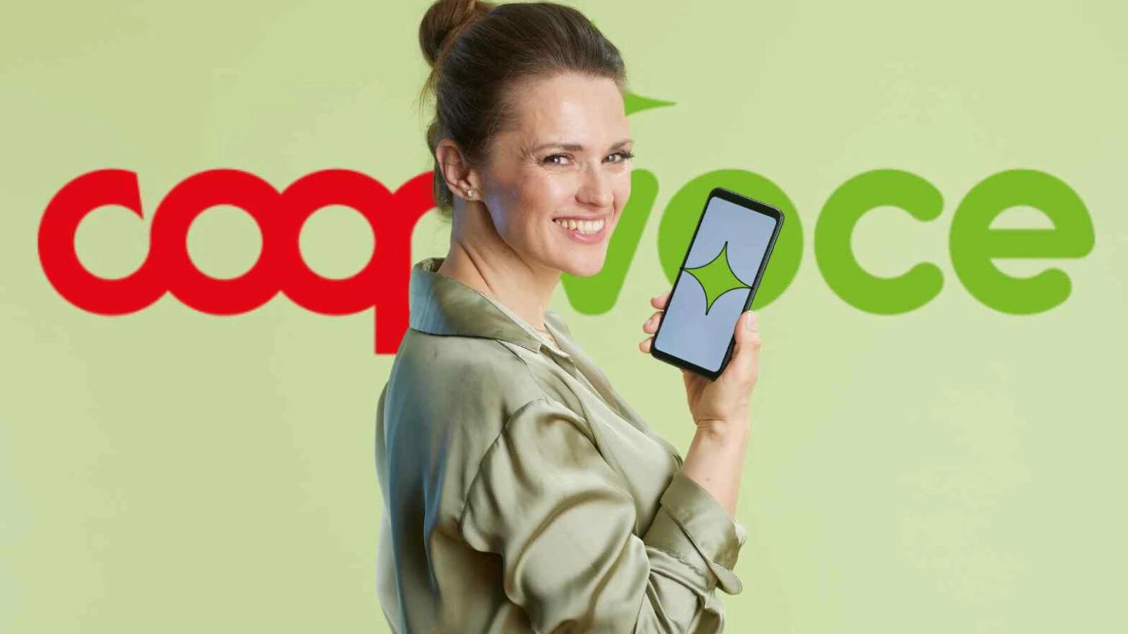 Immagine di una donna che tiene in mano uno smartphone con sfondo verde e logo TecnoAndroid, simbolo di tecnologia e innovazione nel settore mobile e Android.