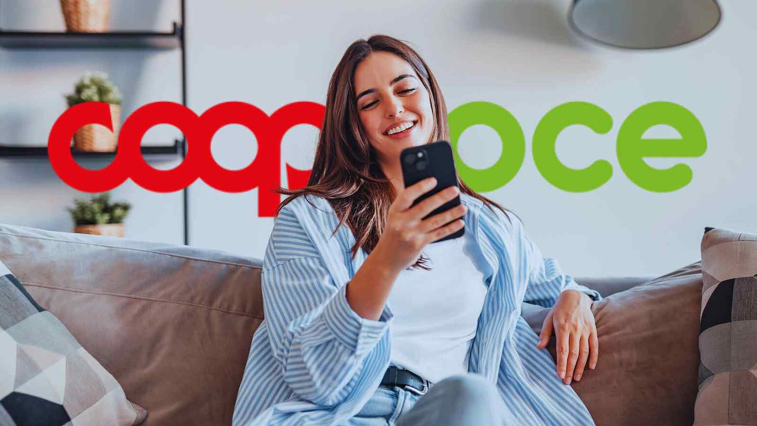 Immagine di una donna sorridente che utilizza uno smartphone, con il logo TecnoAndroid sullo sfondo, che evidenzia le ultime notizie e recensioni su dispositivi mobili, app innovative, e tecnologia di consumo in italiano.