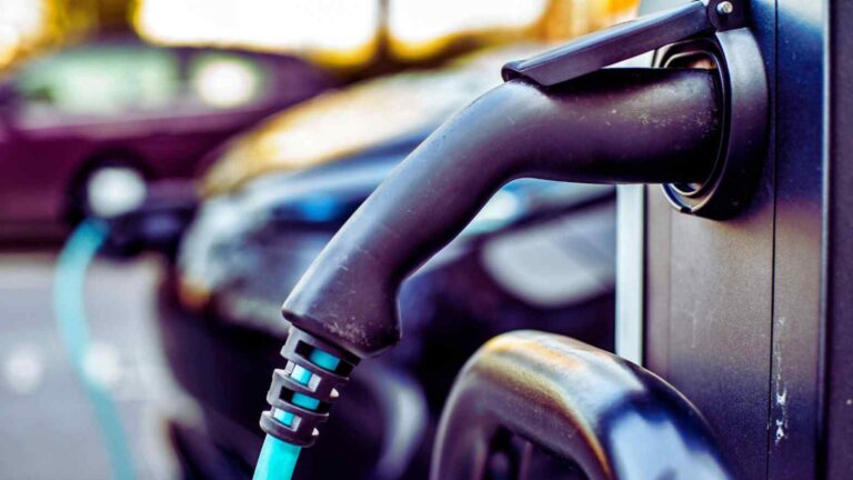 L’elettrico rallenta tra incertezze e infrastrutture carenti, mentre i motori termici tornano a crescere contro ogni previsione.