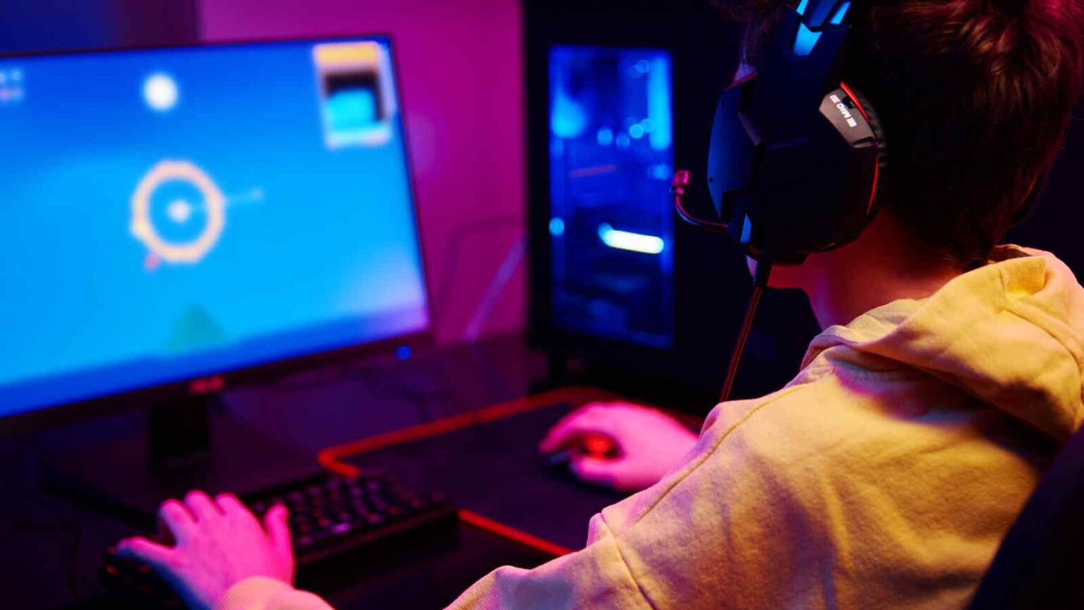 Dal 2026 GeForce Now avrà un limite di 100 ore mensili, cambiando il modello del cloud gaming e aprendo a costi extra.