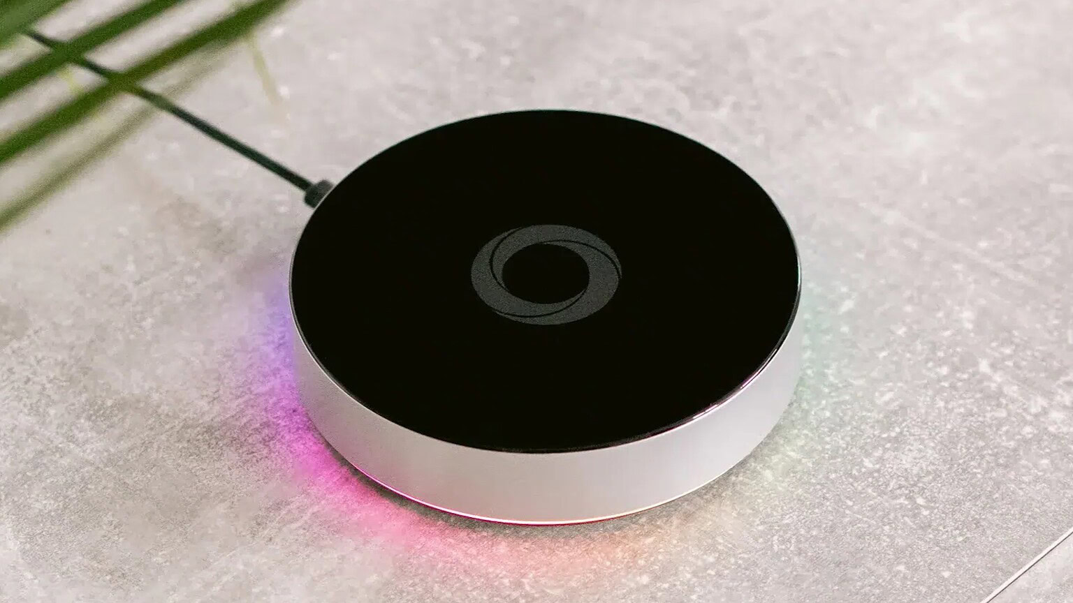 Maniglia hardware nero con anello di luce RGB pulsante, compatibile con assistente vocale e domotica.