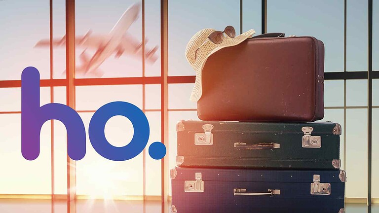 Borsa da viaggio in pelle con cappello e occhiali da sole, pronta per le vacanze estive. Immagine che rappresenta accessori di viaggio e tecnologia, ideale per articoli di lifestyle e gadget per il tempo libero.