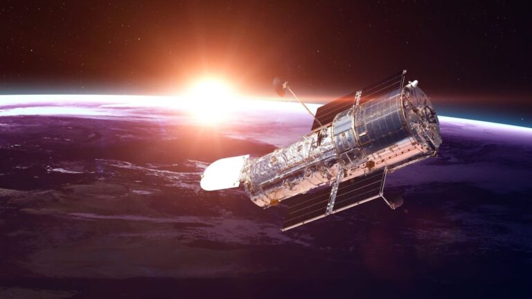 Satellitare in orbita terrestre con il sole all'orizzonte.