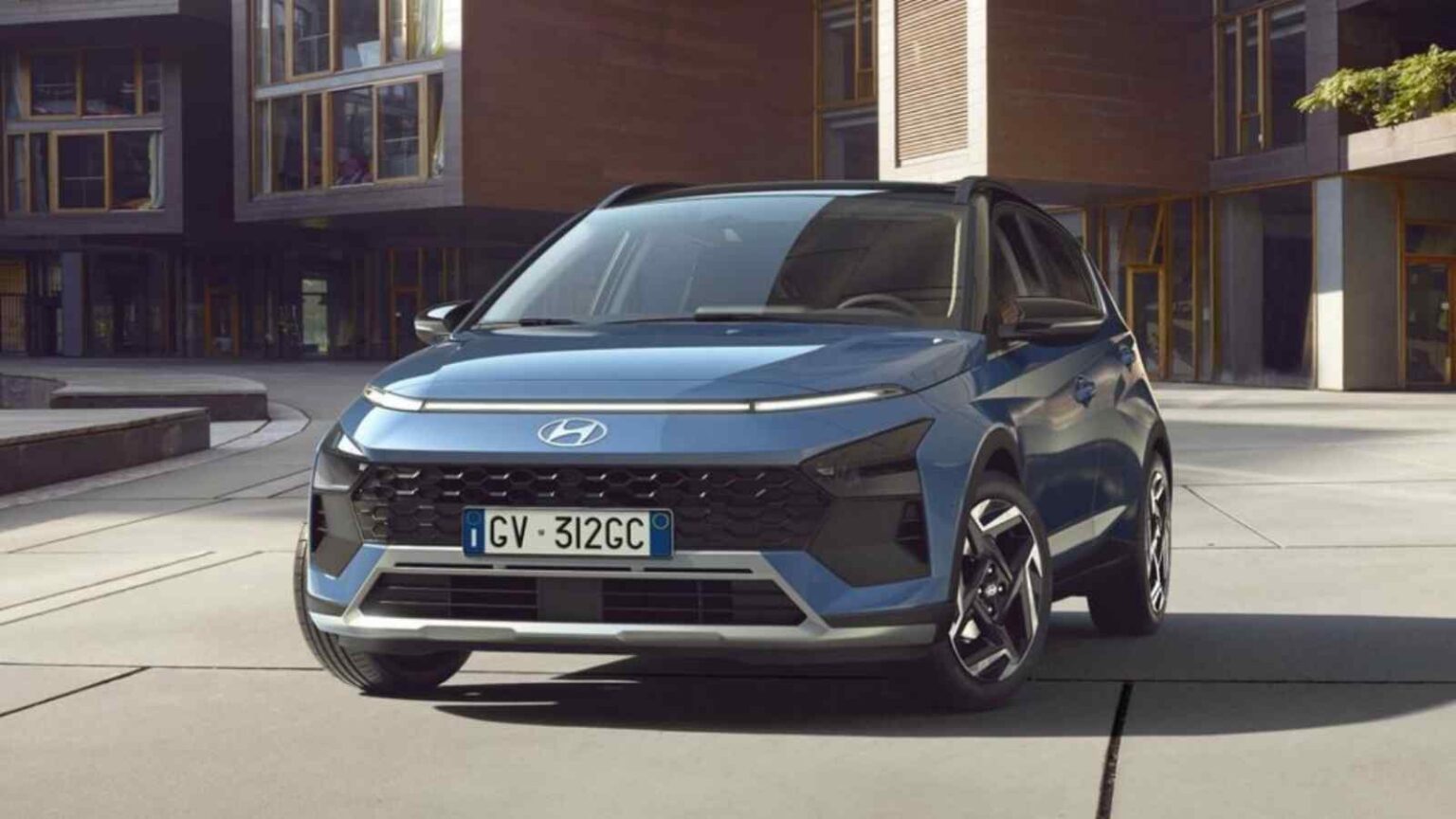 La Hyundai Bayon 2026 aggiorna design e tecnologia, con tre allestimenti chiari e pratici, ideale per la guida urbana.