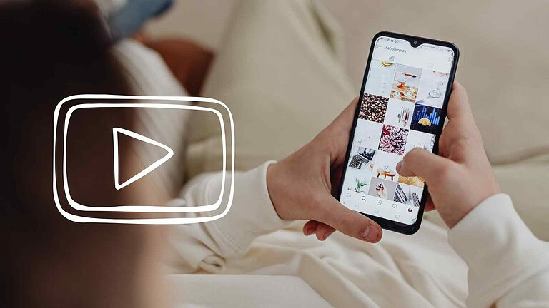 Schermata di smartphone con foto e social media.
