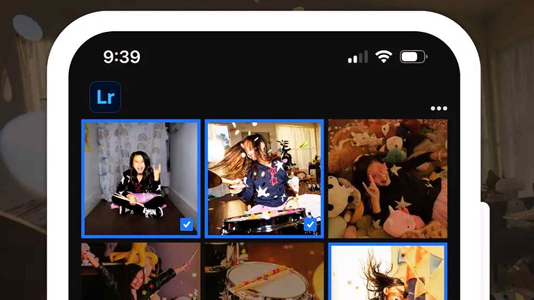 2. Schermata di un dispositivo mobile che mostra foto di bambini che giocano e si divertono, evidenziando funzionalità di gestione fotografica su smartphone.