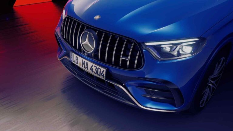Auto Mercedes-Benz A-Class con design moderno, dettagli sofisticati e tecnologia all'avanguardia, rappresentata in luce notturna per evidenziare stile ed eleganza. Ideale per appassionati di auto di lusso e innovazione nel settore automotive.
