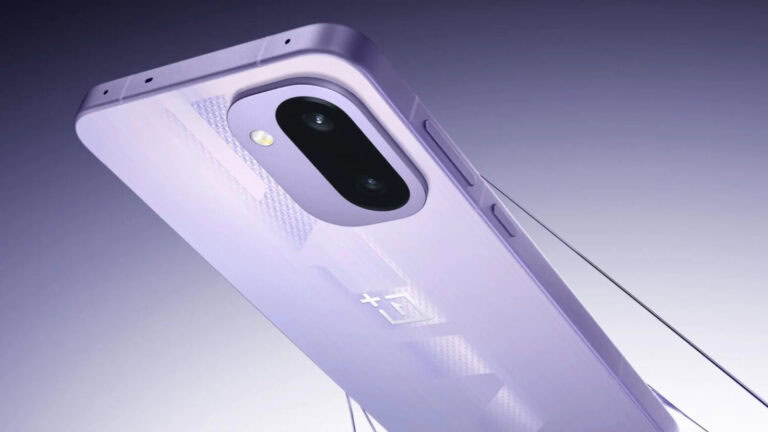 Fotocamera tripla e design elegante del nuovo device TecnoAndroid, perfetto per appassionati di tecnologia e fotografia mobile.