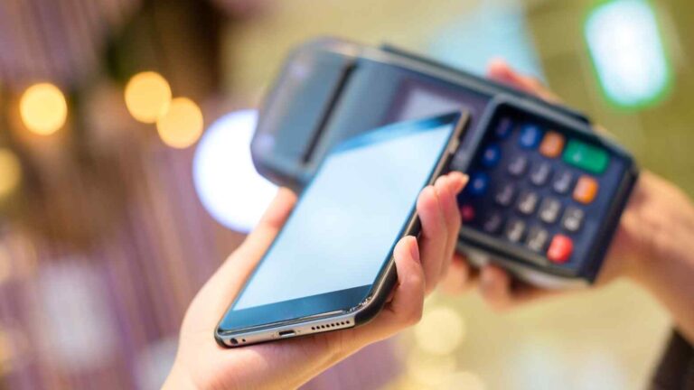 Apple sostiene il Global Fund con ogni acquisto tramite Apple Pay, continuando oltre 20 anni di partnership con (RED).