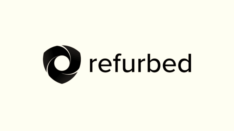 Immagine di un logo "refurbished" nero su sfondo chiaro, rappresenta prodotti tecnologici ricondizionati di alta qualità, ideale per articoli sul riciclo di dispositivi elettronici, sostenibilità e risparmio.