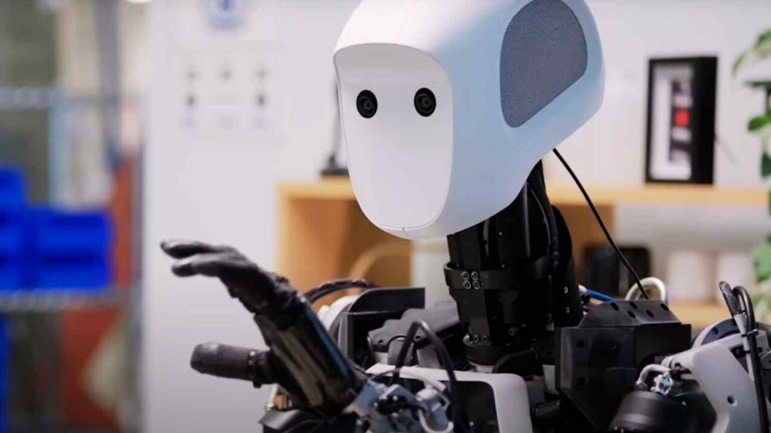 DeepMind mostra Apollo, un robot che impara e si adatta a compiti reali, superando i limiti della robotica tradizionale.