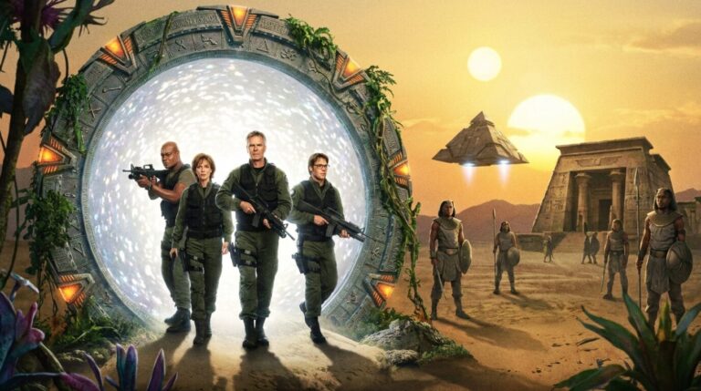 Alt: Immagine di un'epica scena di Stargate su Marte, con soldati armati in campo desertico, strutture etniche e astronavi volanti sotto un cielo con due soli.
