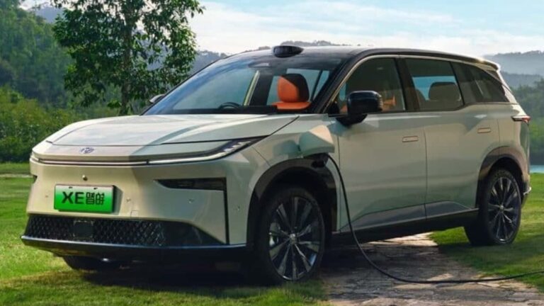 Auto elettrica moderna in riva al lago, ideale per sostenibilità e tecnologia avanzata, con design innovativo e assistenza intelligente, perfetta per viaggi ecocompatibili.