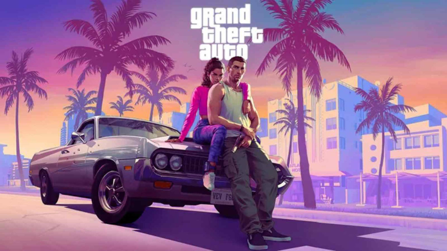 Illustrazione di due personaggi di GTA seduti su un'auto classica in un'ambientazione tropicale con palme e skyline degli anni '80, tema metropolitano e di gaming avvincente.